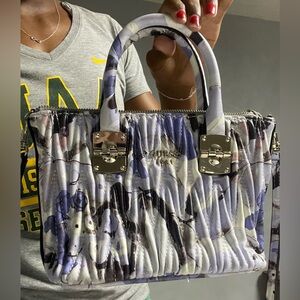 Guess 1981 wrinkled stitching purse